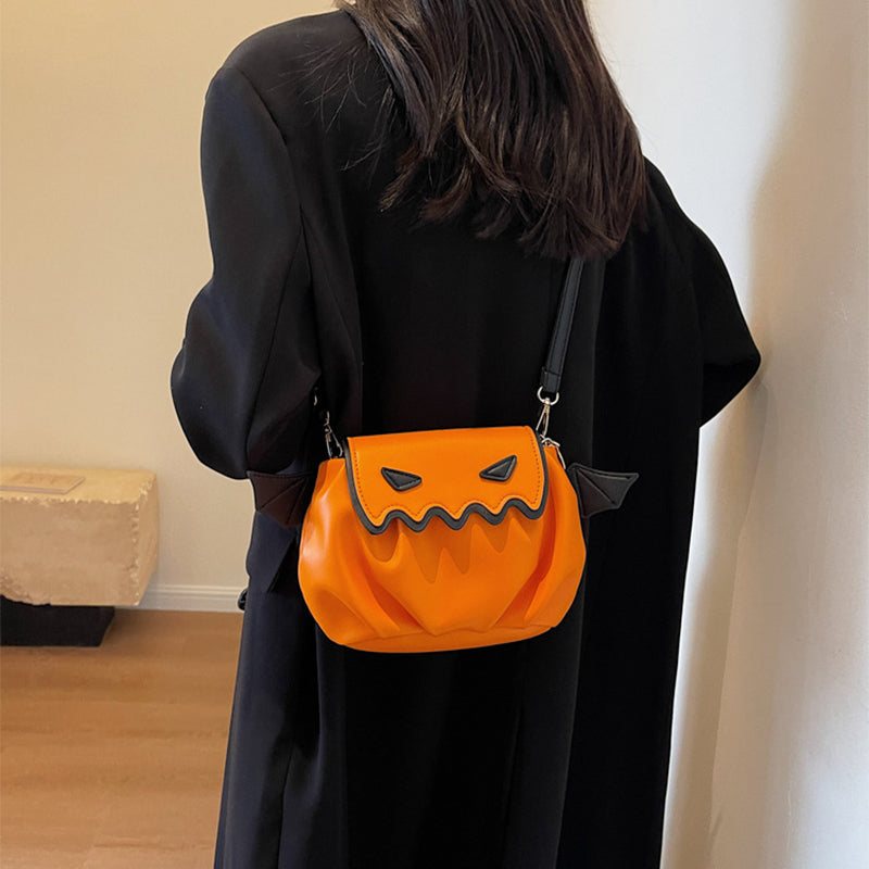 Pumpaväska med vingar i svart
