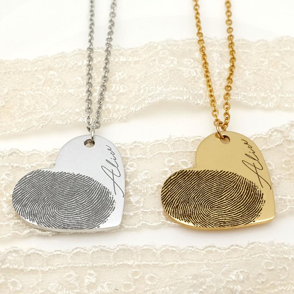 Halsband med fingeravtryck i silver och guld på spetsduk