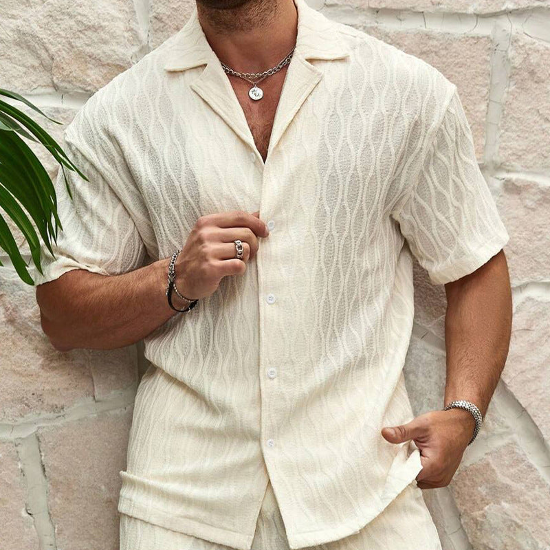 Närbild på kortärmad skjorta i beige strukturväv