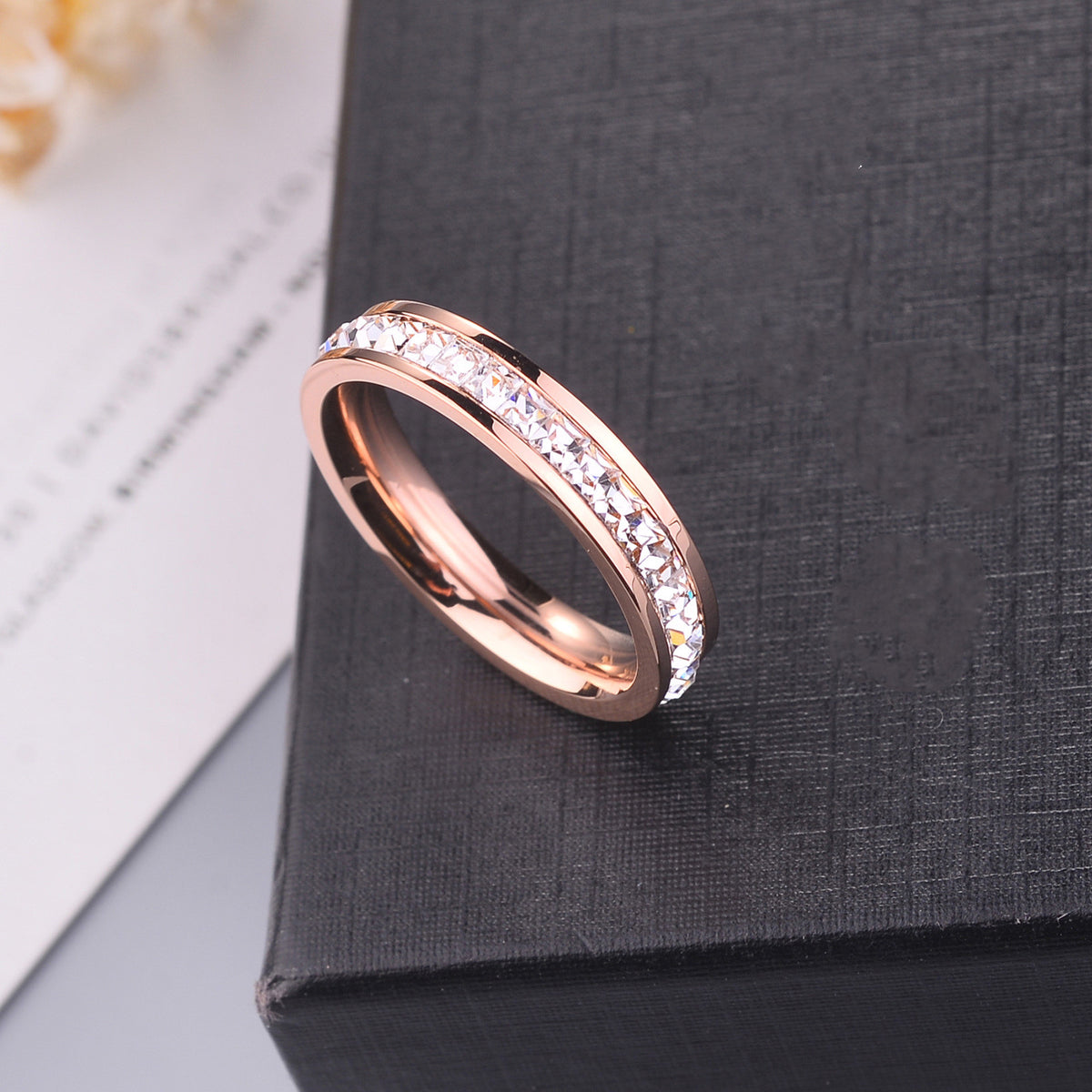 Ring i titanstål med rosettformad detalj