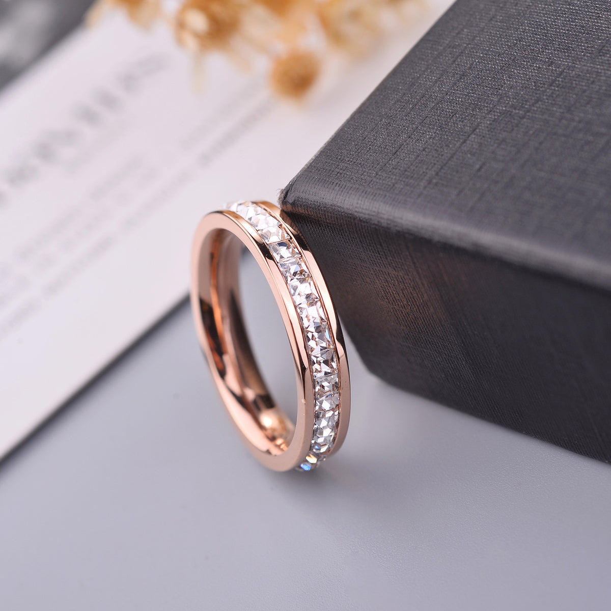 Roséguldfärgad ring med rosett, detaljbild