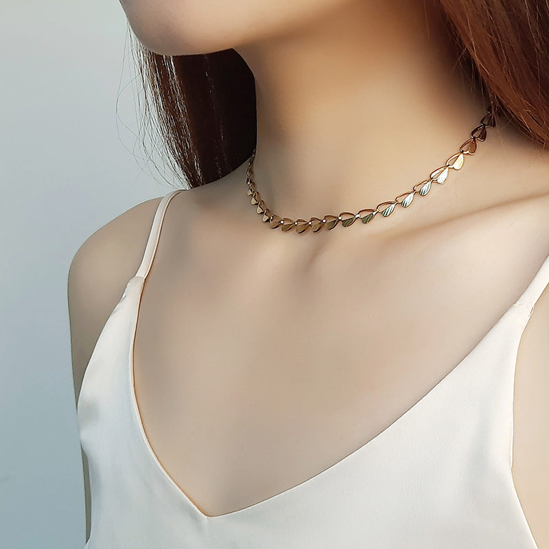 Halsband med hjärta och löv på modell