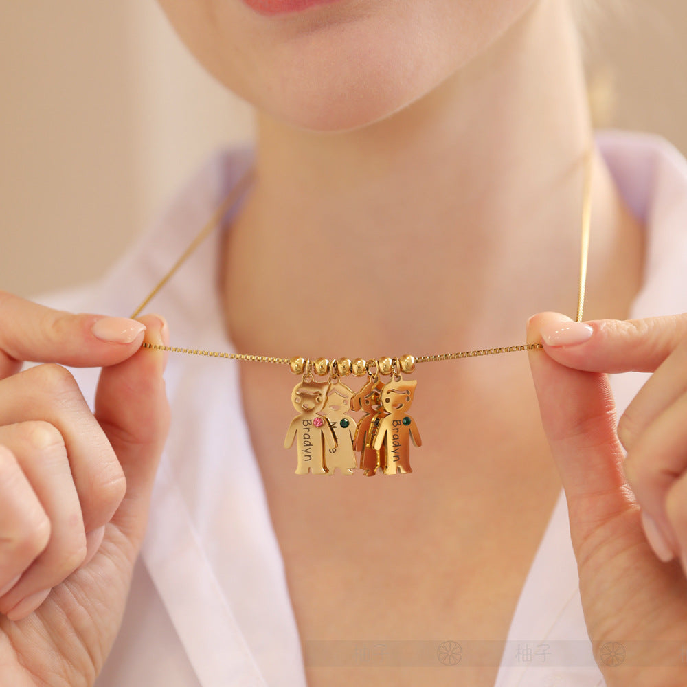 Halsband med barnfigurer – hänget i närbild