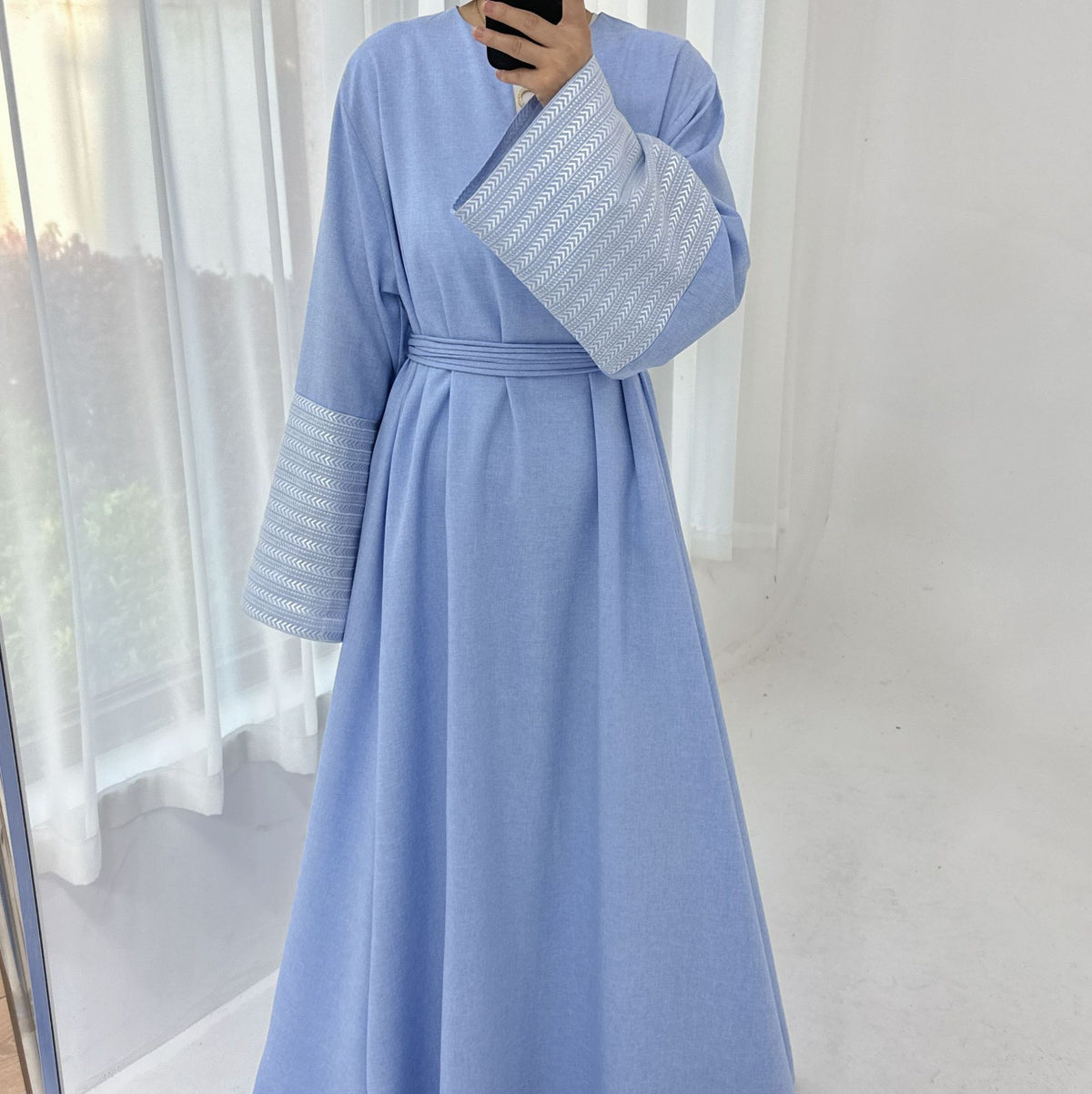 Lång klänning med långa ärmar och broderade detaljer