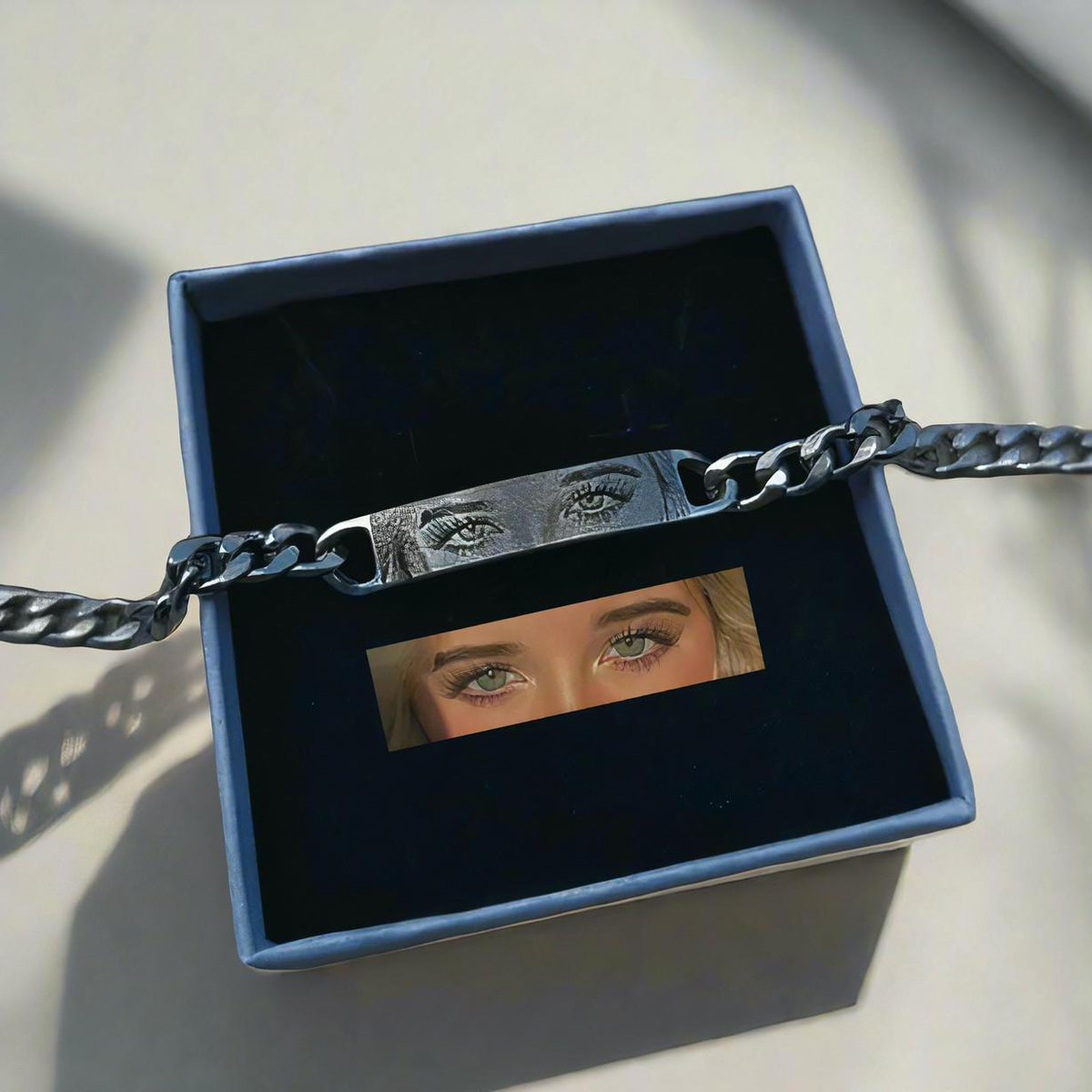 Armband med graverat foto i blå presentask