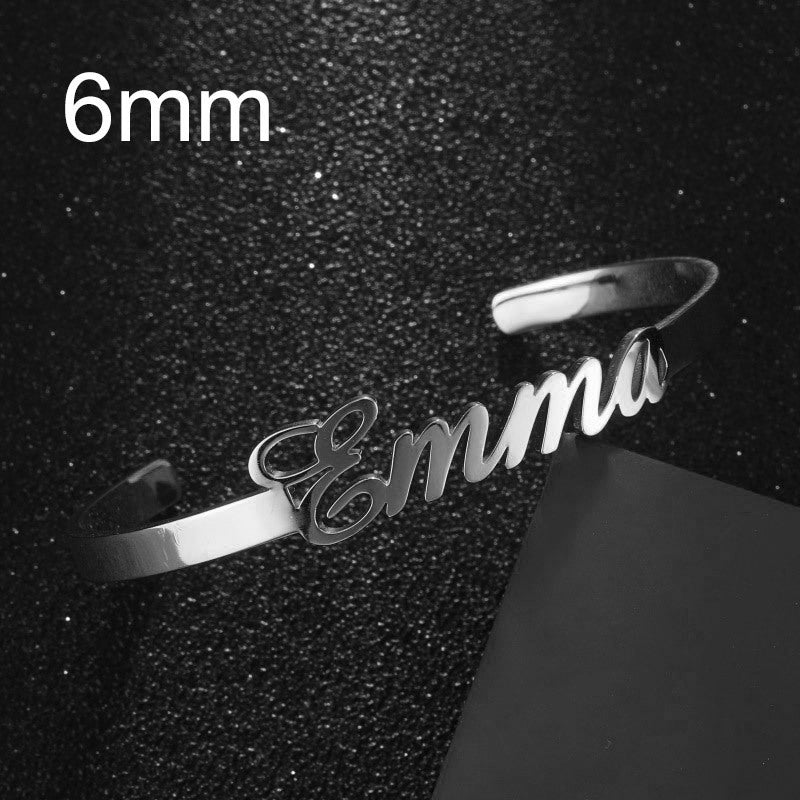 Silverfärgad armring med namn i skrivstil, 6 mm bred