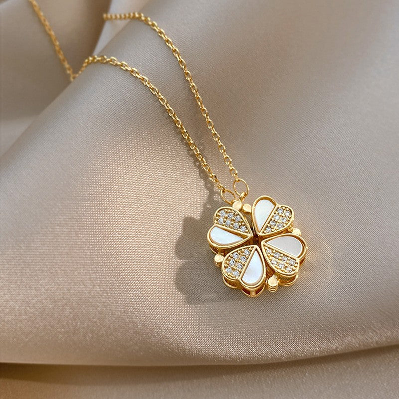 Guldfärgat halsband med fyrklöverhänge i pärlemor