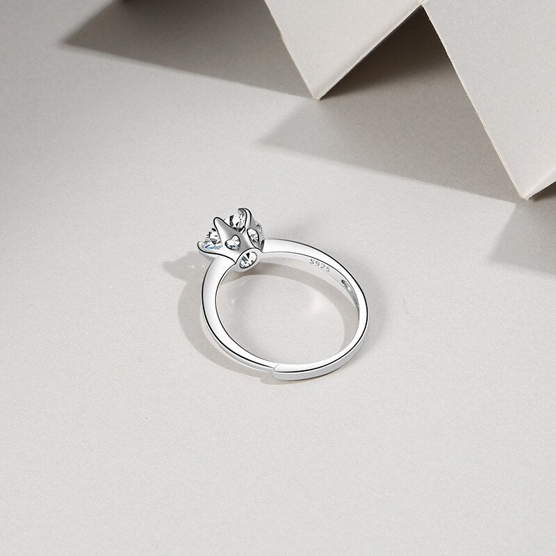 Zirkonring i silver sedd från sidan
