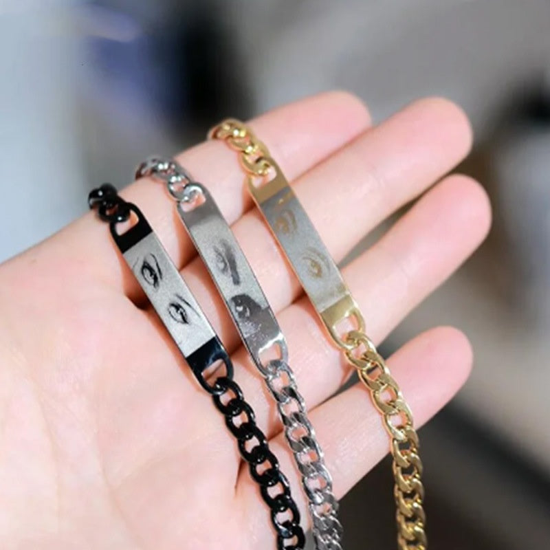 Tre armband i olika färger liggande i en hand