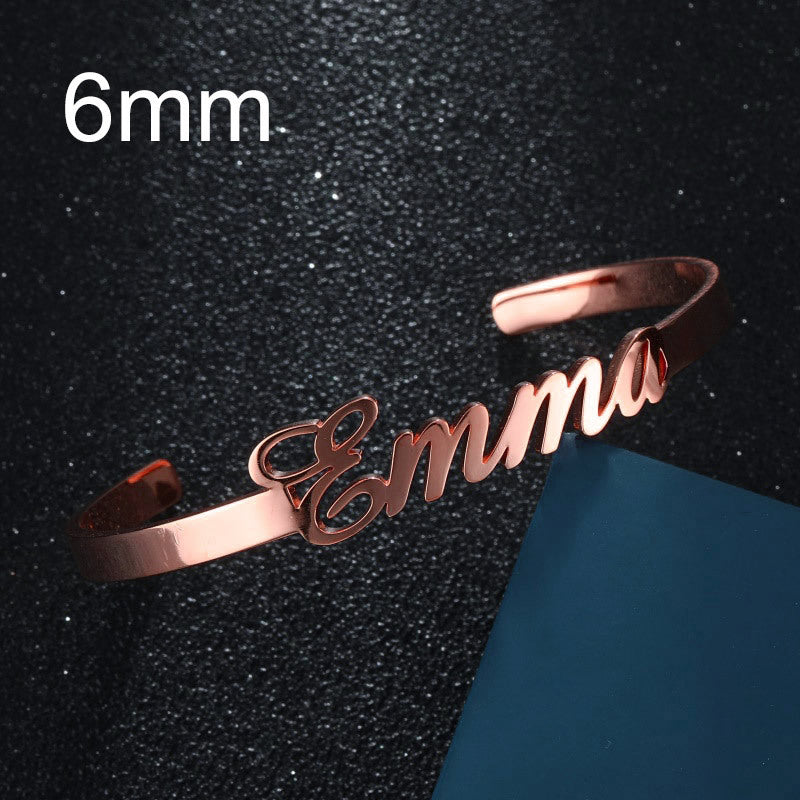 Roséguldfärgad armring med namn i skrivstil, 6 mm bred