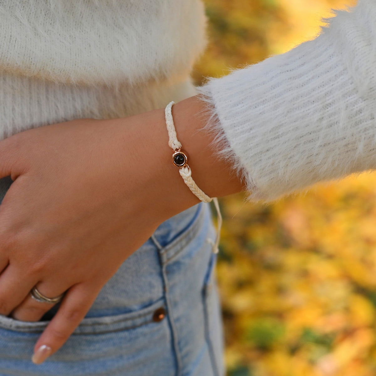 Fotoarmband med vitt band buret utomhus