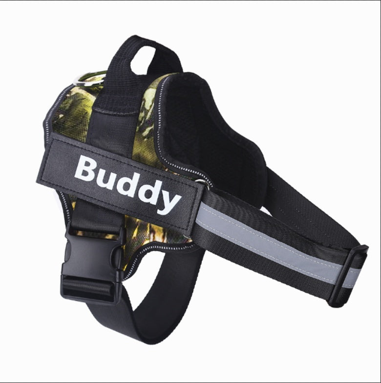 Grön kamouflagemönstrad hundsele med reflexband och namnbricka