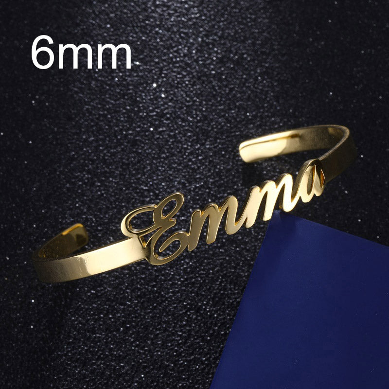 Guldfärgad armring med namn i skrivstil, 6 mm bred