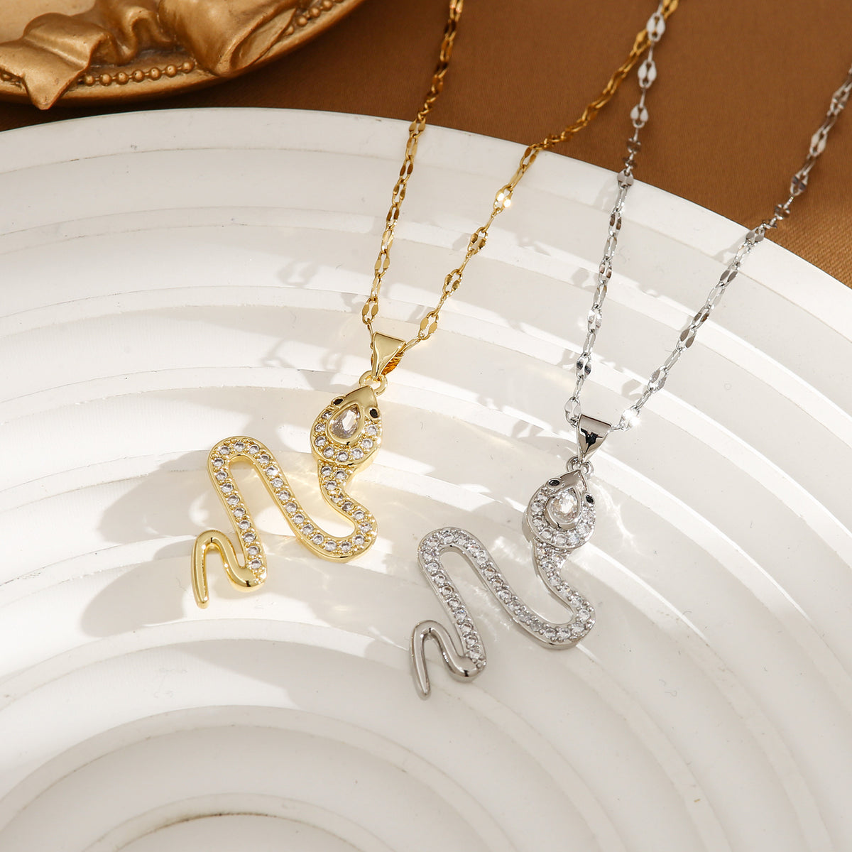 Halsband med ormformat hänge, detaljbild