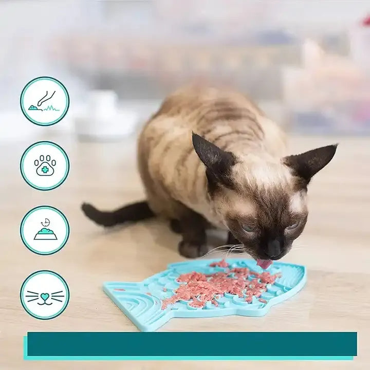 Katt äter från slickmatta i silikon