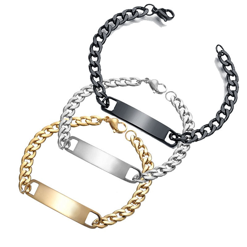 Tre armband i svart, silver och guld
