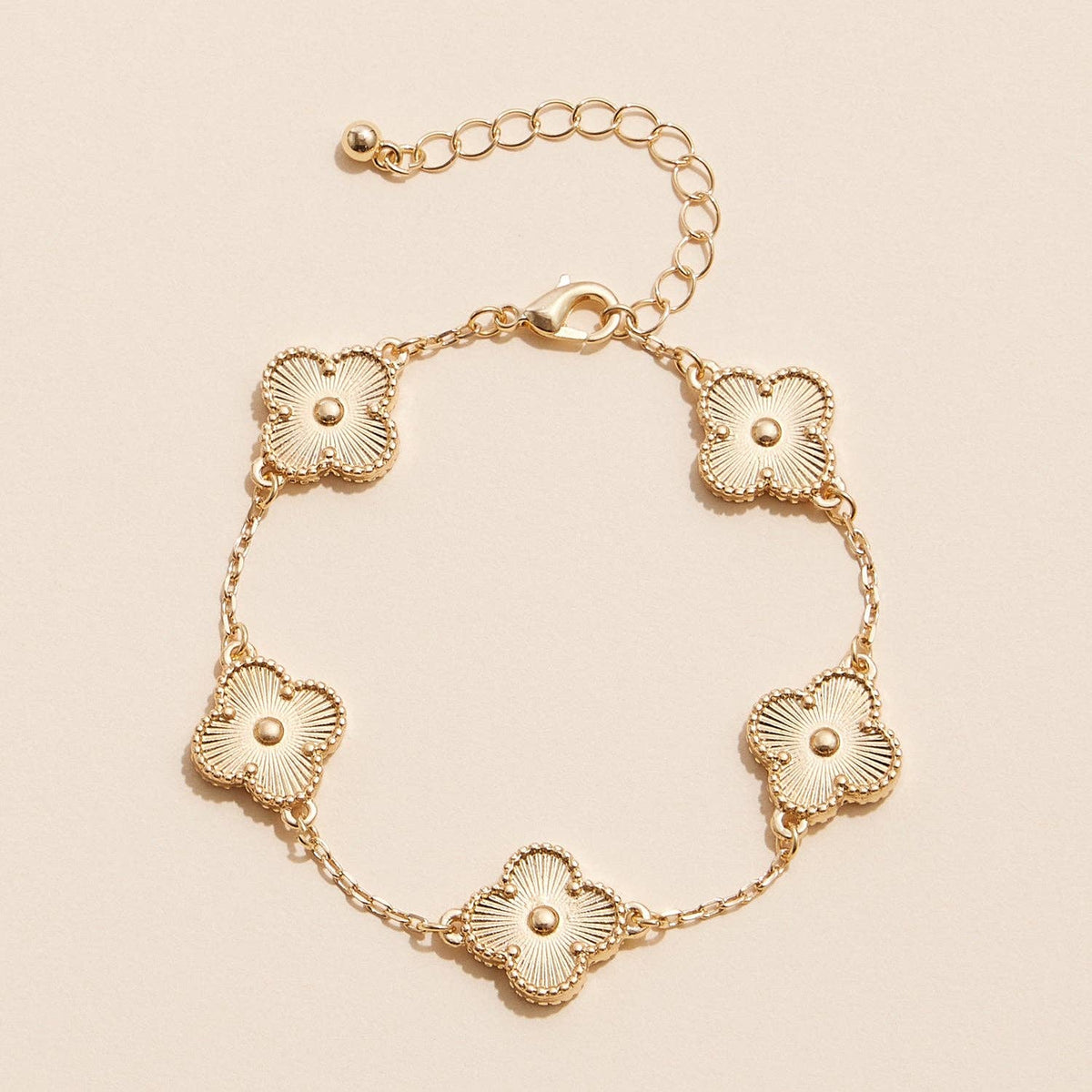 Klöverarmband med gulddetaljer