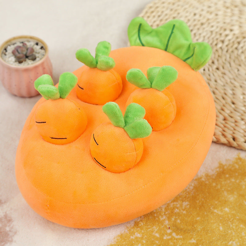 Orange snuffelmatta formad som morot med lösa morötter, 22 cm