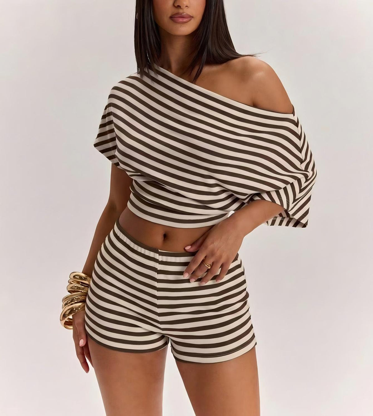 Närbild på randig off shoulder-topp och shorts i khaki