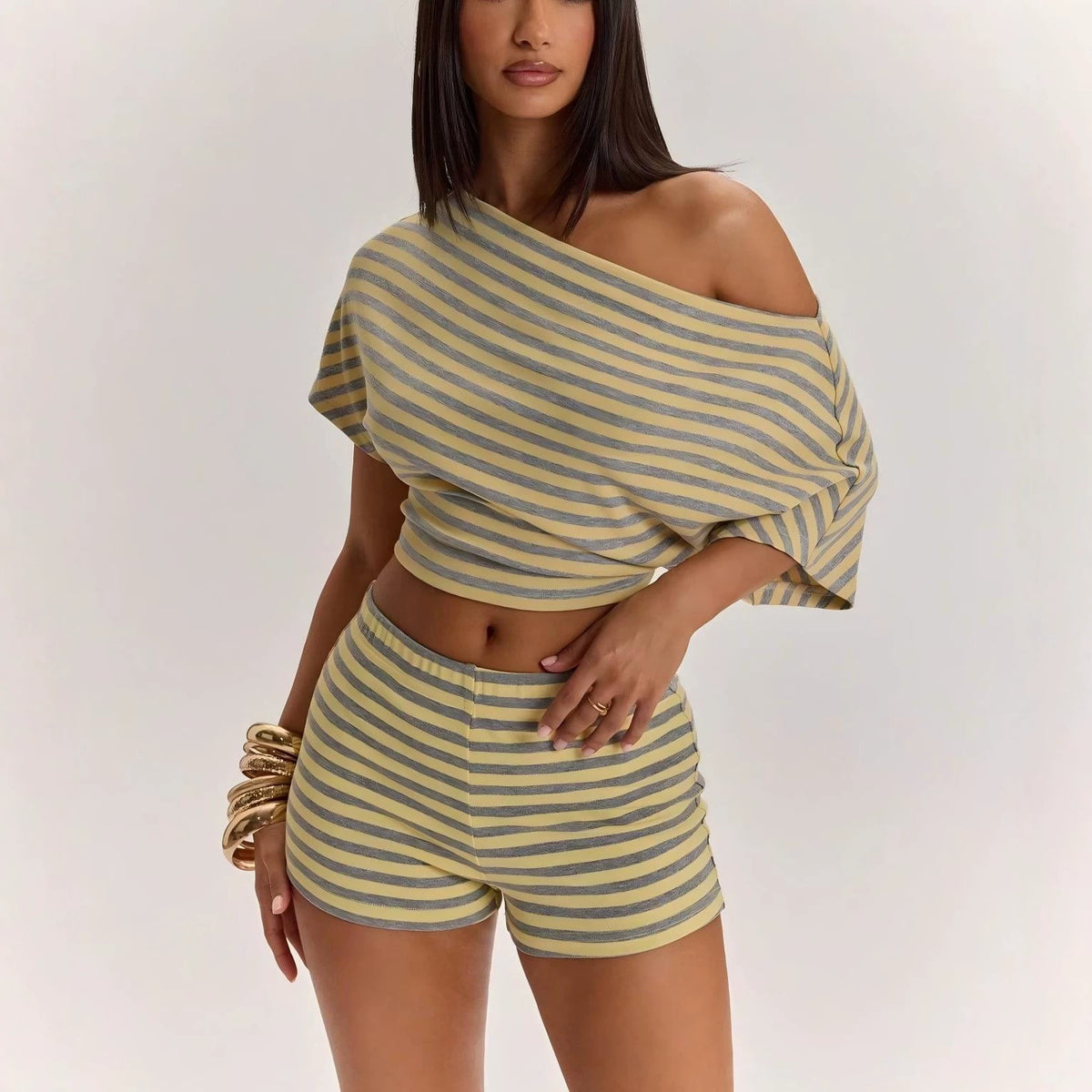 Randigt set i khaki med off shoulder-topp och shorts