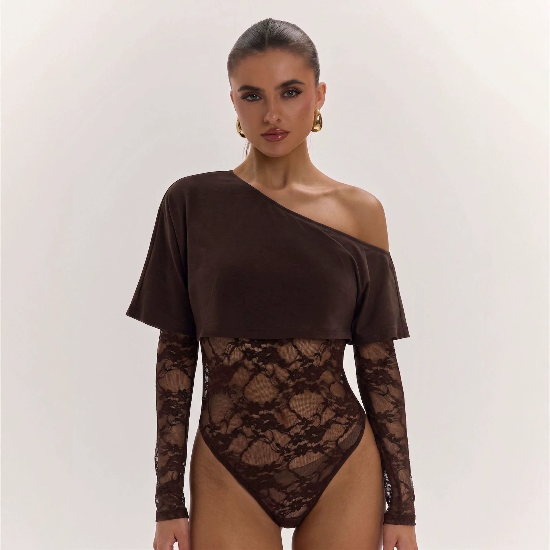 Kaffebrun bodysuit med axelbandslös överdel och genomskinlig svart spetskropp