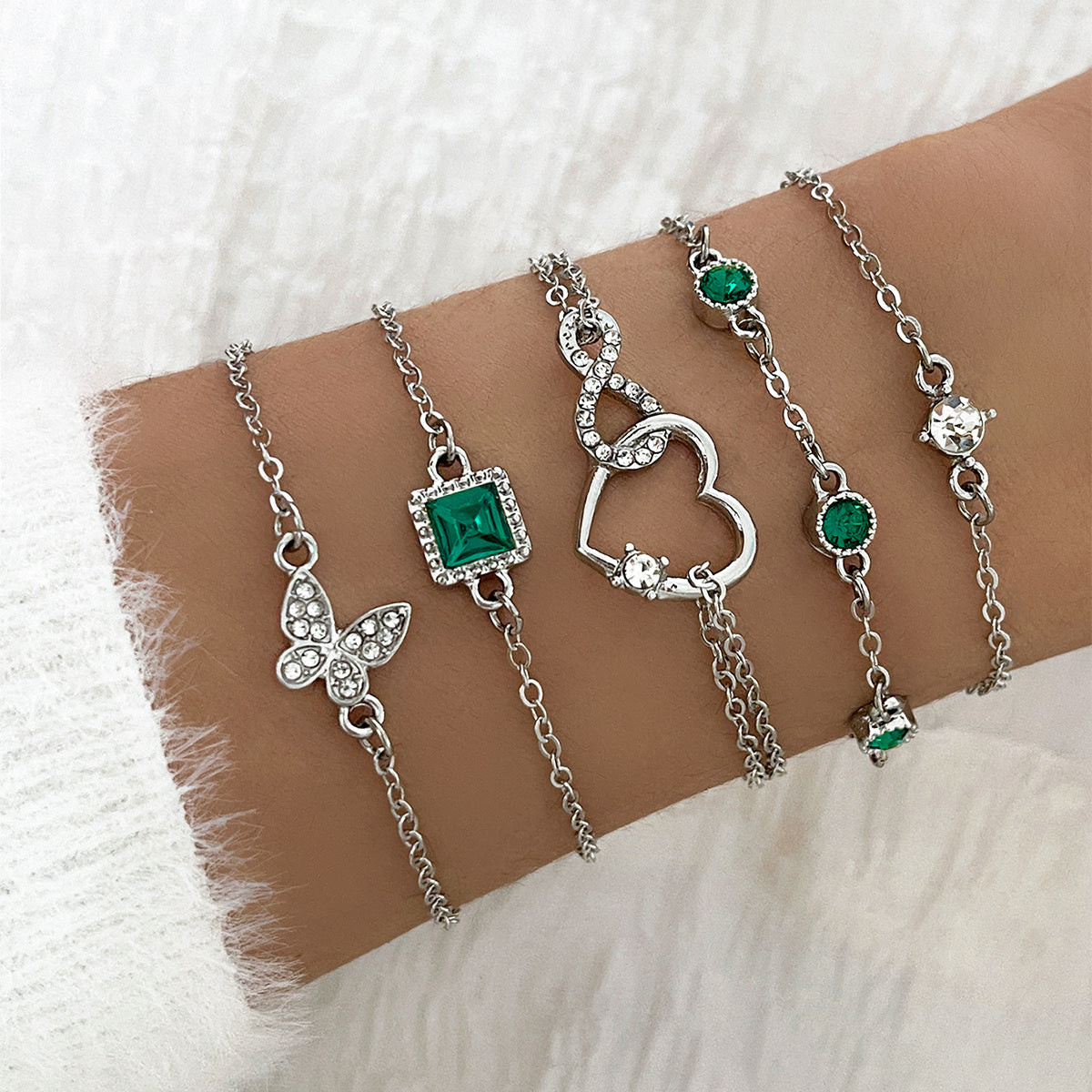 Silverfärgat armbandsset i 5 delar buret på handled