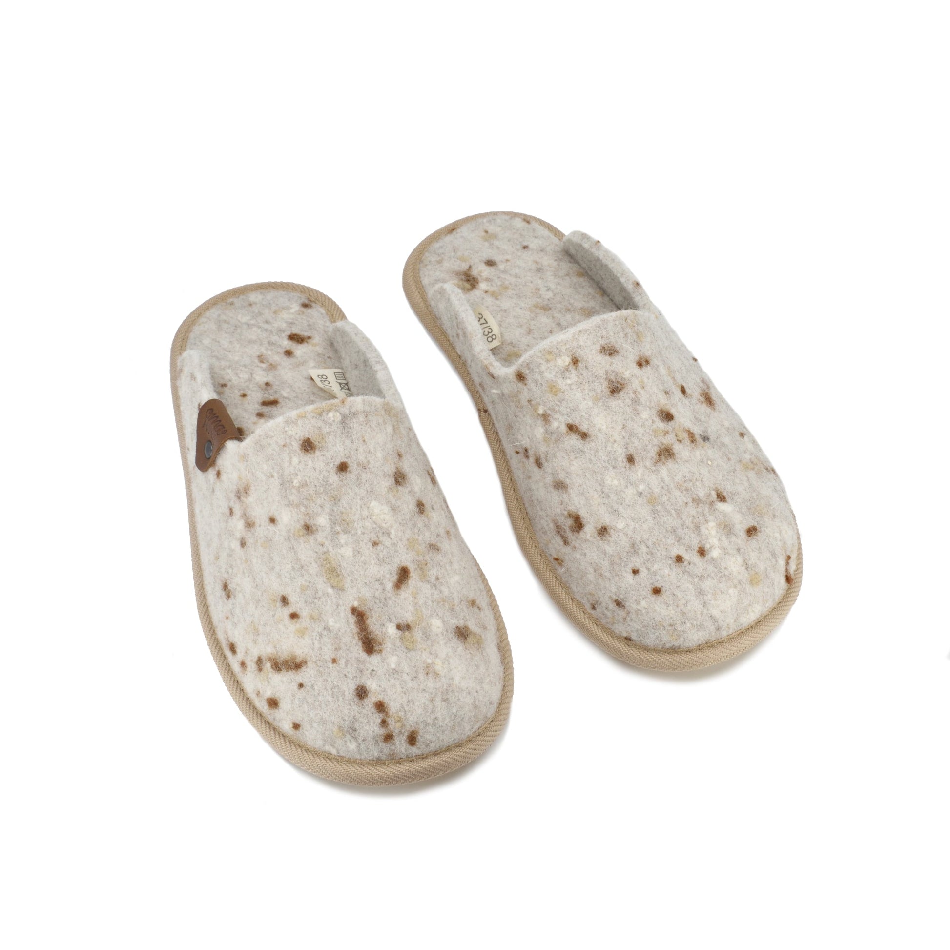 Tofflor i naturfilt Pelsi - Beige med prickar