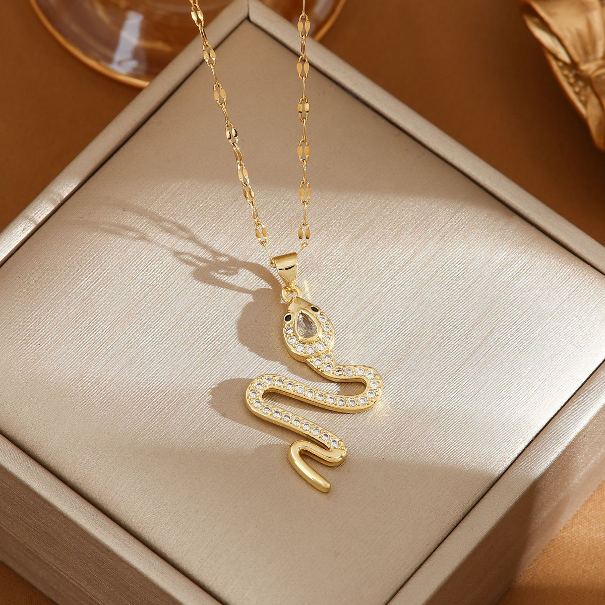 Ormhalsband i guld och silver