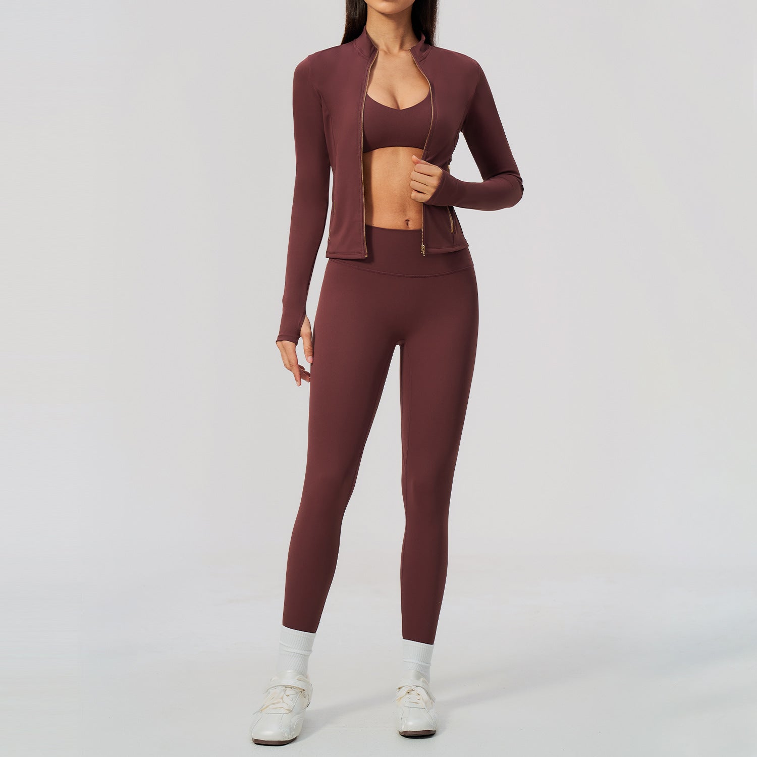 Vinrött yogaset med bh-topp, högmidjade tights och kort jacka med dragkedja