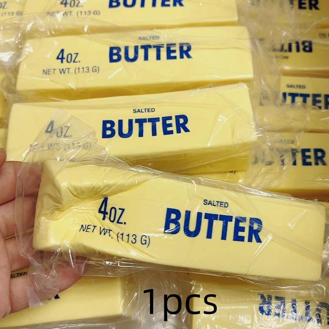 Hand som klämmer ett gult smörpaket i skum