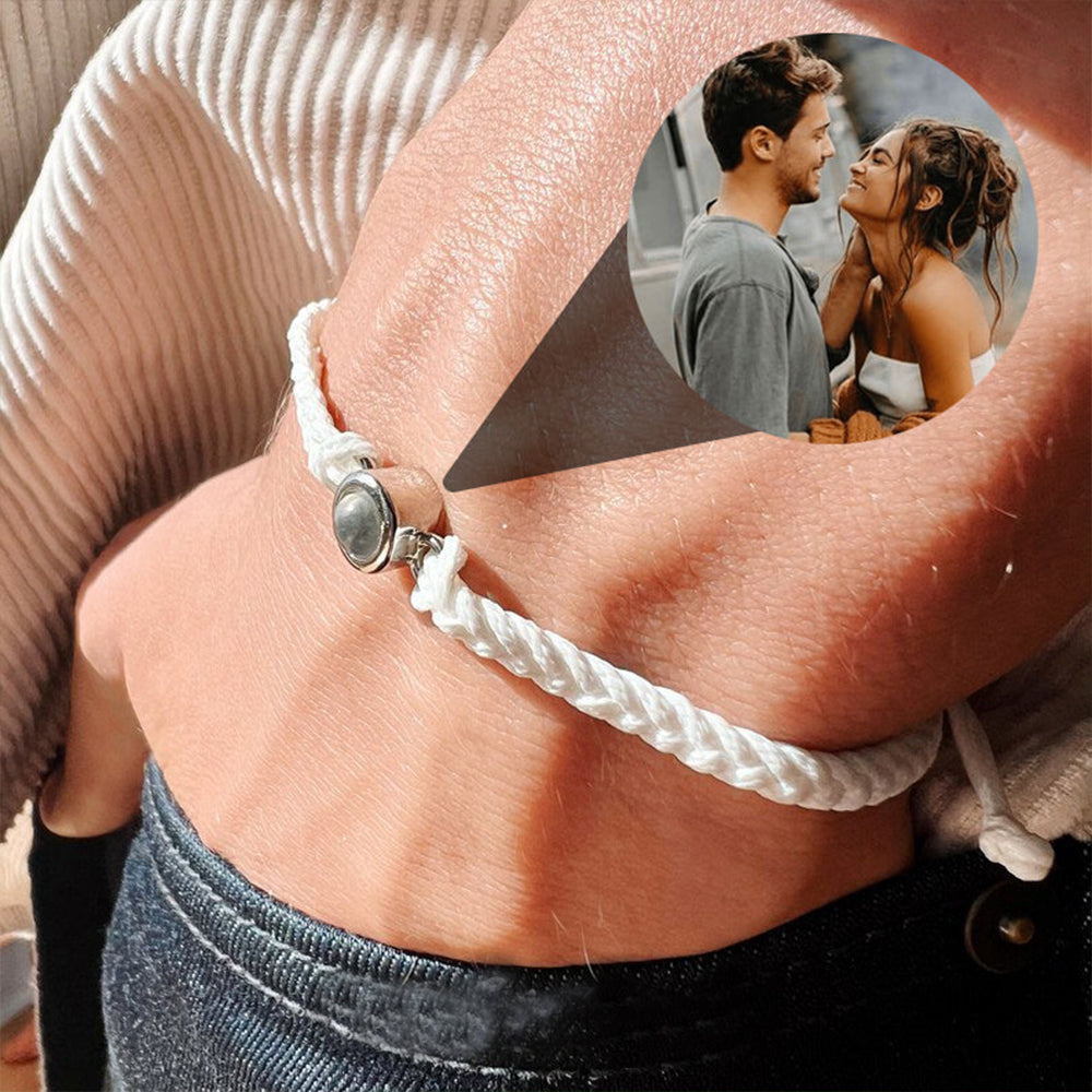 Fotoarmband i vitt flätat band buret på handleden