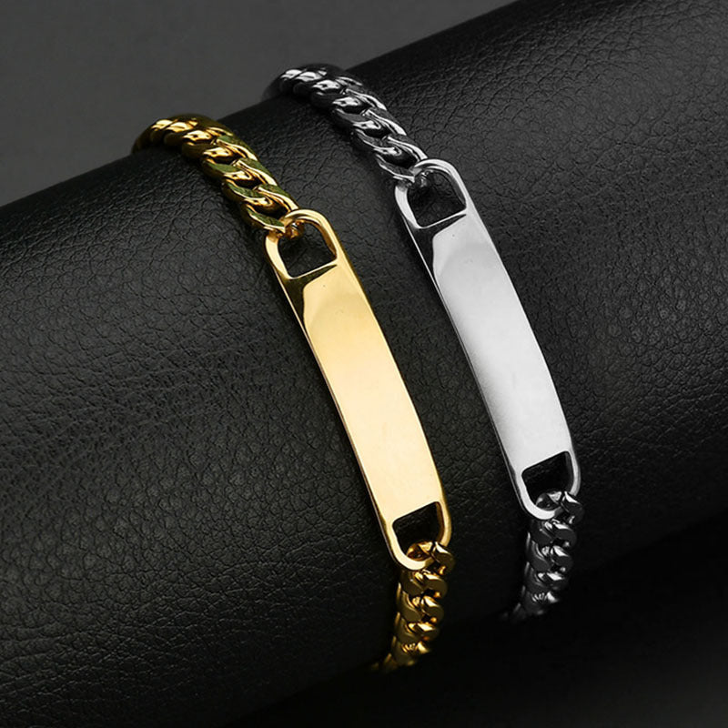 Armband i guld och silver på svart underlag