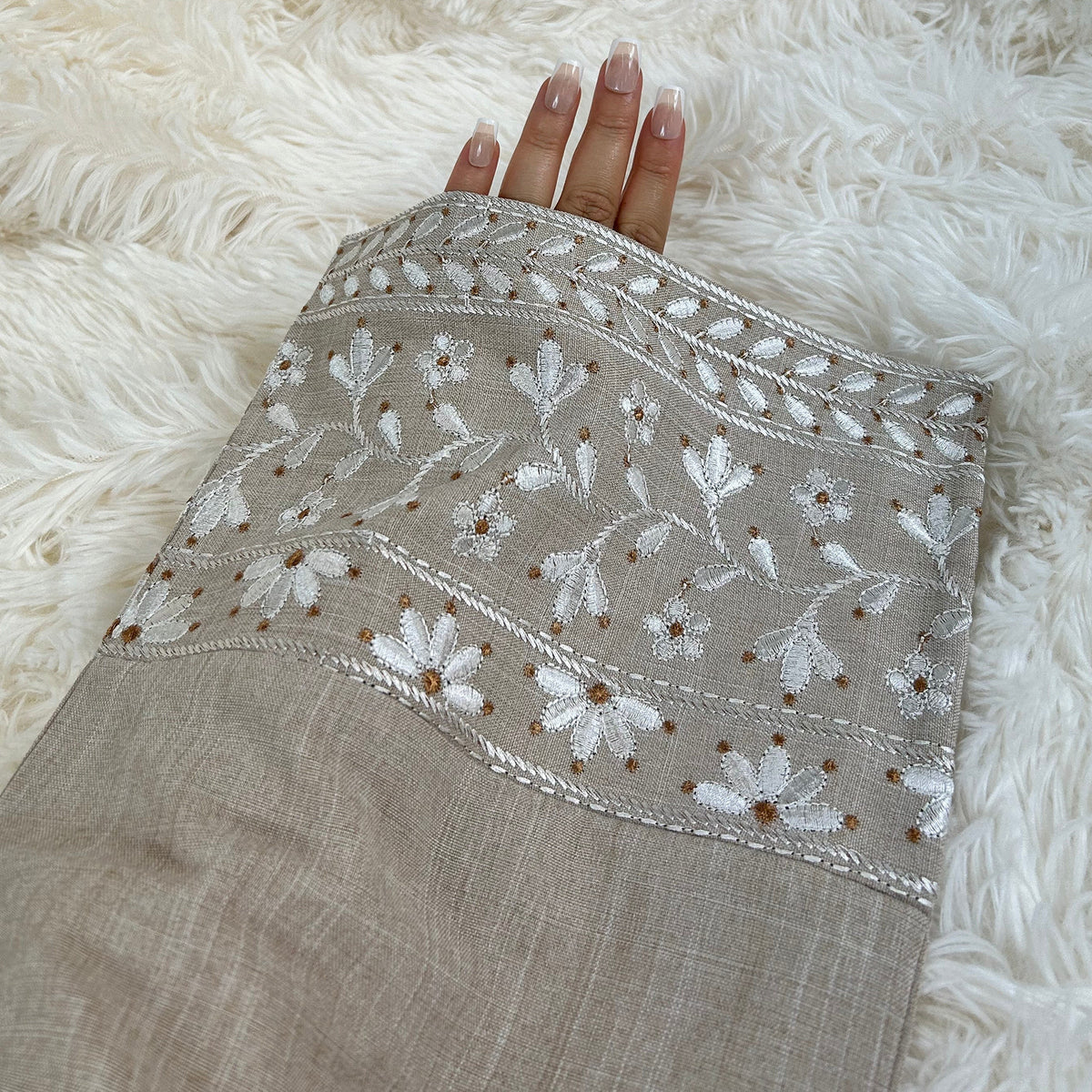 Broderad lång klänning med långa ärmar