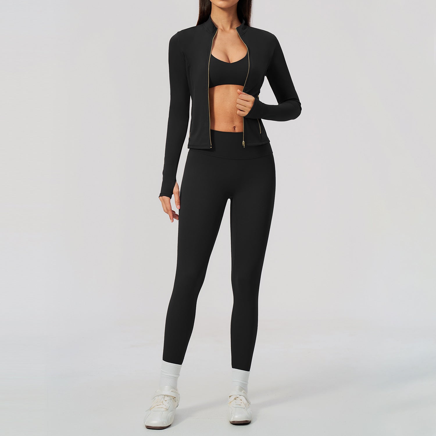 Svart yogaset med bh-topp, högmidjade tights och kort jacka med dragkedja
