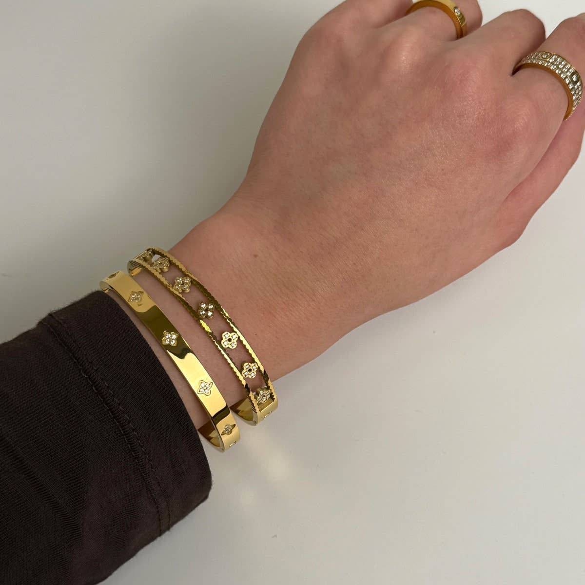 Bangle med klöverstenar i guldpläterat stål