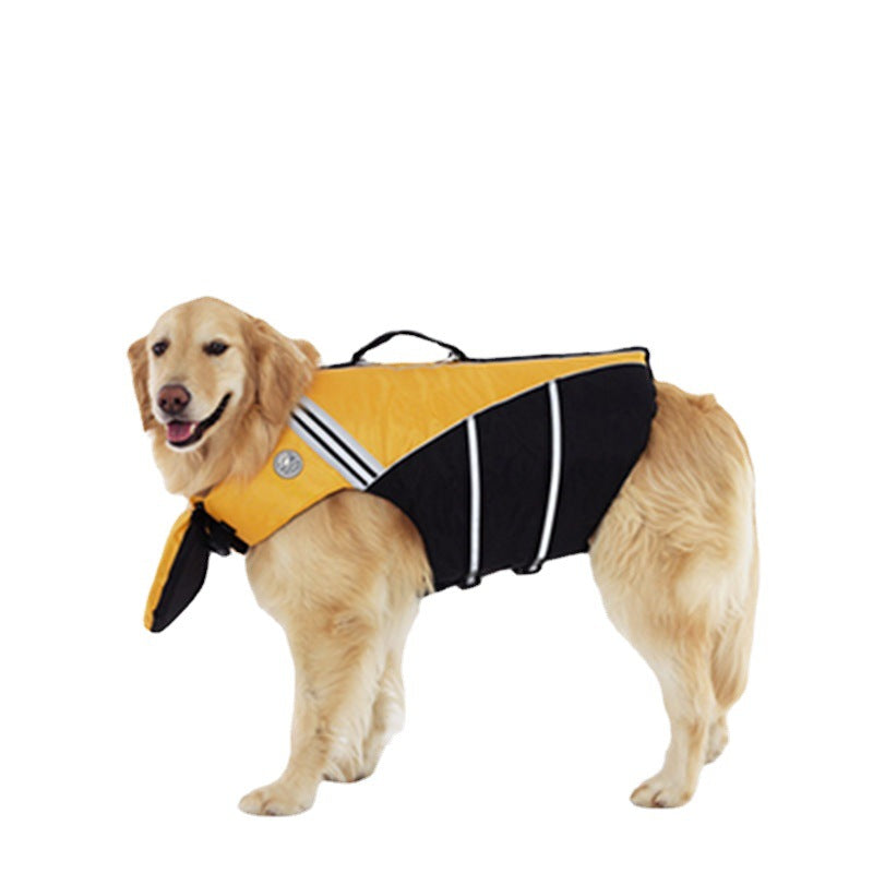 Gul flytväst med reflexränder på golden retriever