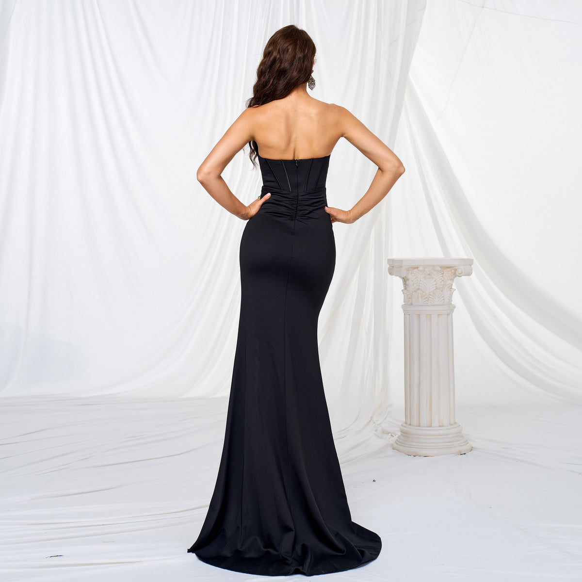 Axelbandslös aftonklänning med vid kjol, bild 3