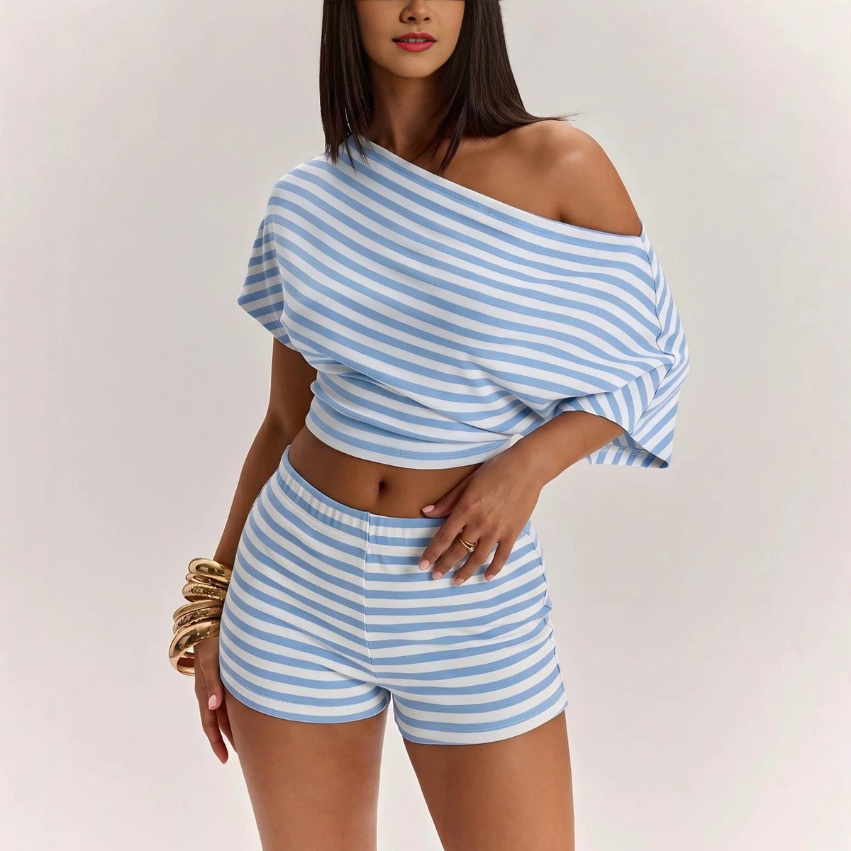 Ljusblått randigt set med off shoulder-topp och shorts
