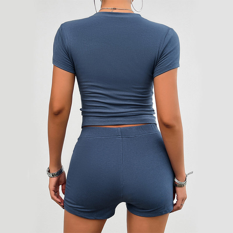Tvådelat sportset för dam med t-shirt och shorts