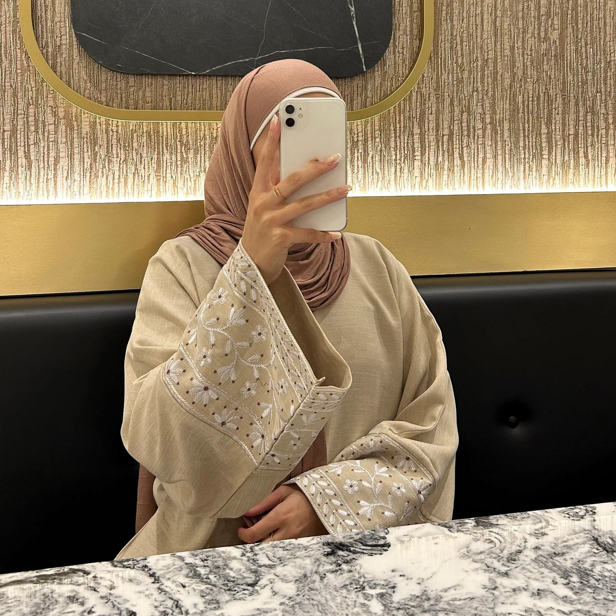 Broderad lång klänning med långa ärmar