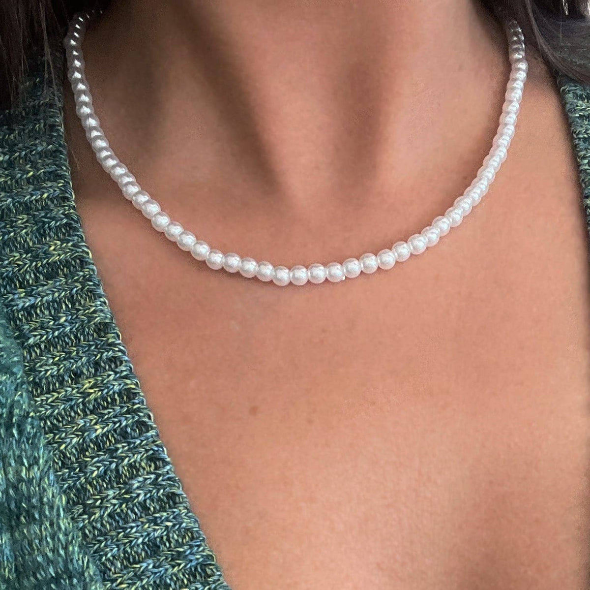 Pärlhalsband med guldpläterat lås