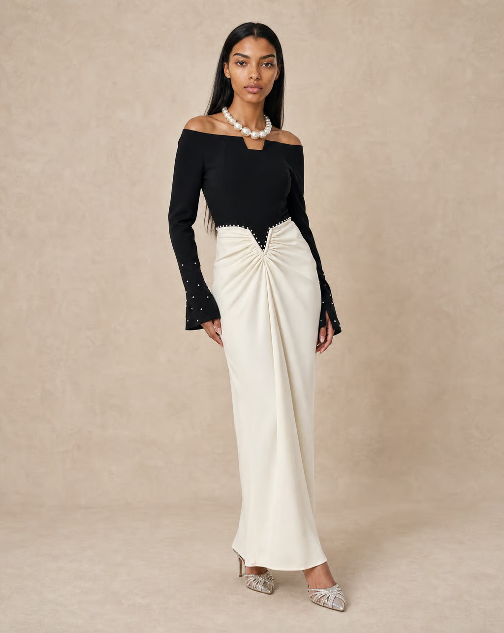 Fodralklänning med svart off shoulder-överdel och gräddvit satinkjol, framifrån